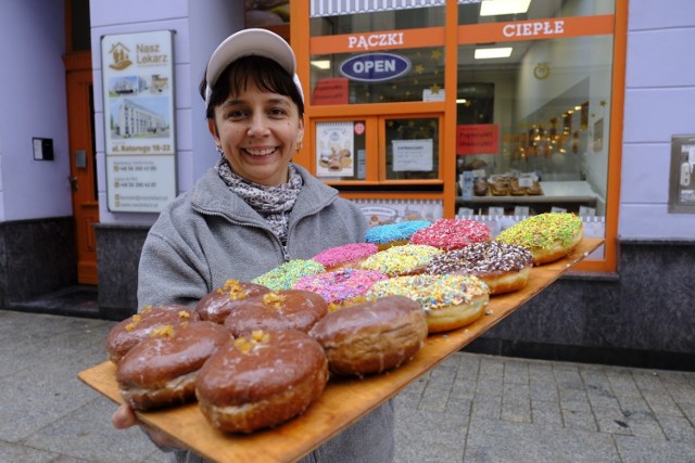 Zbliża się tłusty czwartek. Pączkowe szaleństwo w Toruniu już trwa. Gdzie kupimy pączki i za ile? Zobaczcie na kolejnych zdjęciach >>>