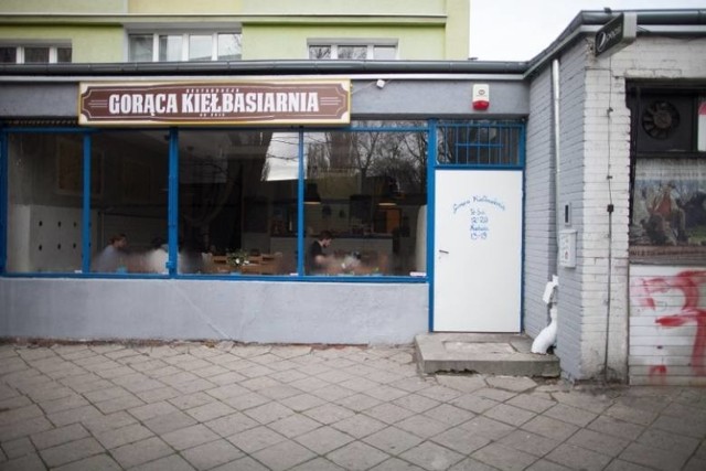 Biała kartka z napisem „Ośrodek szkoleniowy” pojawiła się na drzwiach „Gorącej kiełbasiarni”, bałuckiej restauracji po „Kuchennych Rewolucjach”. Od poniedziałku, po trzymiesięcznej przerwie, lokal znów przyjmuje gości... na szkolenia z zakresu używania sztućców i konsumpcji piwa i napojów. CZYTAJ DALEJ NA KOLEJNYM SLAJDZIE>>>