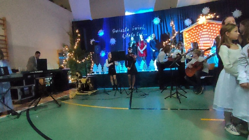 Jubileuszowy koncert kolęd w Szkole Podstawowej w Wierzchlesie