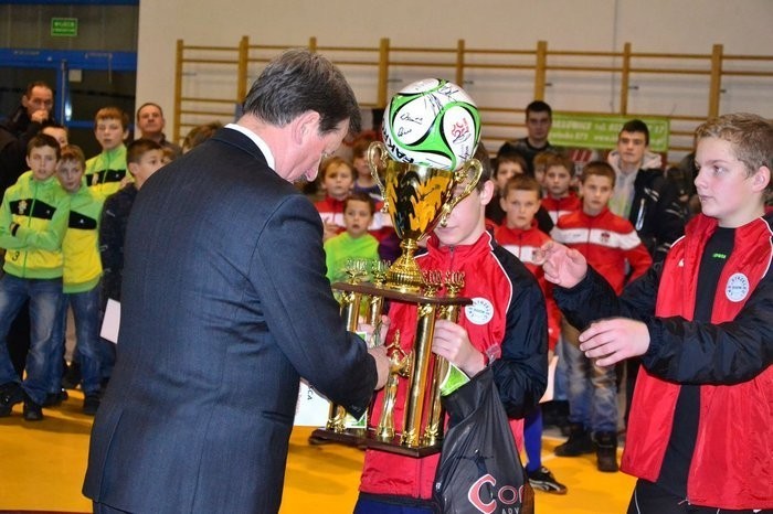 Senator Andrzej Pająk wręcza puchar najlepszemu strzelcowi...