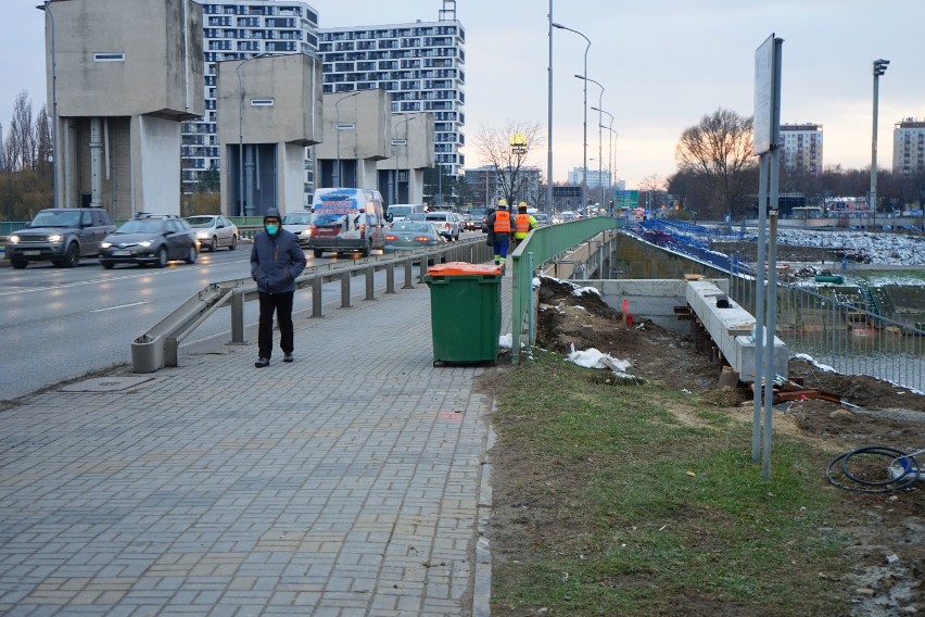 Budowa kładek rowerowych w Rzeszowie idzie zgodnie z planem. Zimna nie przeszkodziła