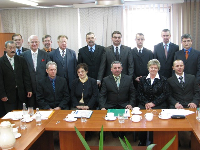 Rada Gminy Świerklaniec w kadencji 2010-2014 jeszcze z Markiem Kubicą (drugi z prawej w górnym rzędzie)