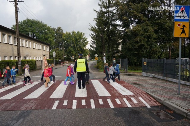 Policja pilnuje powrotów do szkoły