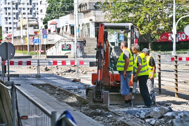 trwa remont nawierzchni na rondzie Reagana. Znów zrywana jest nawierzchnia