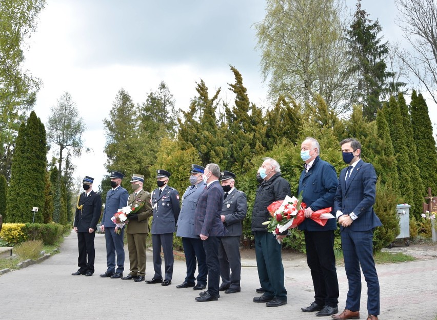 Malbork. W Narodowy Dzień Zwycięstwa 2021 złożyli kwiaty pod pomnikami [ZDJĘCIA]. To lekcja pamięci o mrocznej naturze człowieka