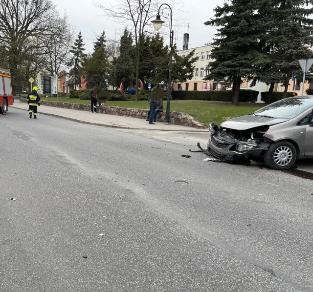 Kierujący motocyklem uderzył w opla na ul. Słowackiego w Aleksandrowie Kujawskim