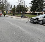 Potrącona seniorka i kolizja motocykla z samochodem na ul. Słowackiego w Aleksandrowie Kujawskim