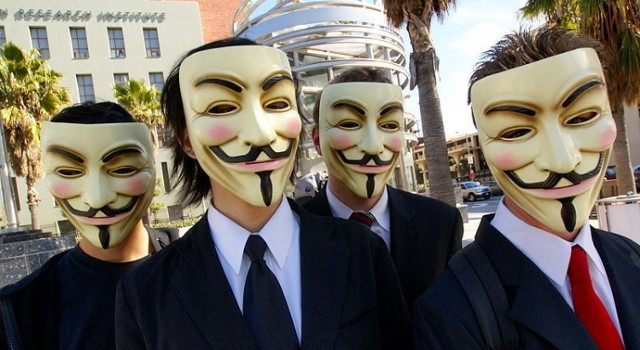 Maska Fawkesa stała się symbolem grupy hakerskiej Anonymous.