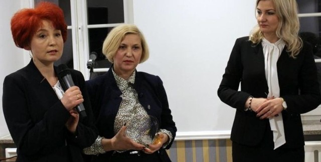Ewa Matejkowska i Dorota Grabowska z nagrodą dla Bursy Szkolnej nr 3 za „Łomżyńską Inicjatywę Społeczną Roku 2017”