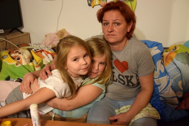 - Nie da się tak dalej żyć, nie ma nawet gdzie postawić łóżek dla każdego - mówi Aneta Wujcik, na zdjęciu z córkami Amelią i Julią.