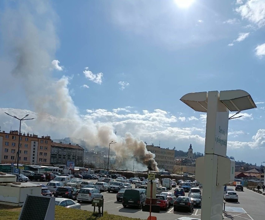 Pożar na bazarze przy ul. Sportowej w Przemyślu. Ogień strawił ubrania [ZDJĘCIA]