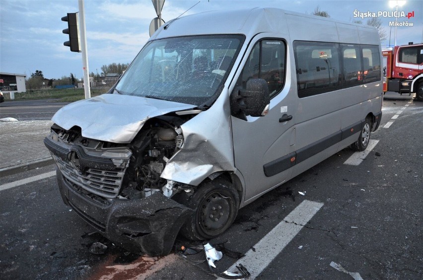 O krok od tragedii na "wiślance" w Mikołowie. Zderzenie BMW z busem. Osobówka wjechała na czerwonym świetle...