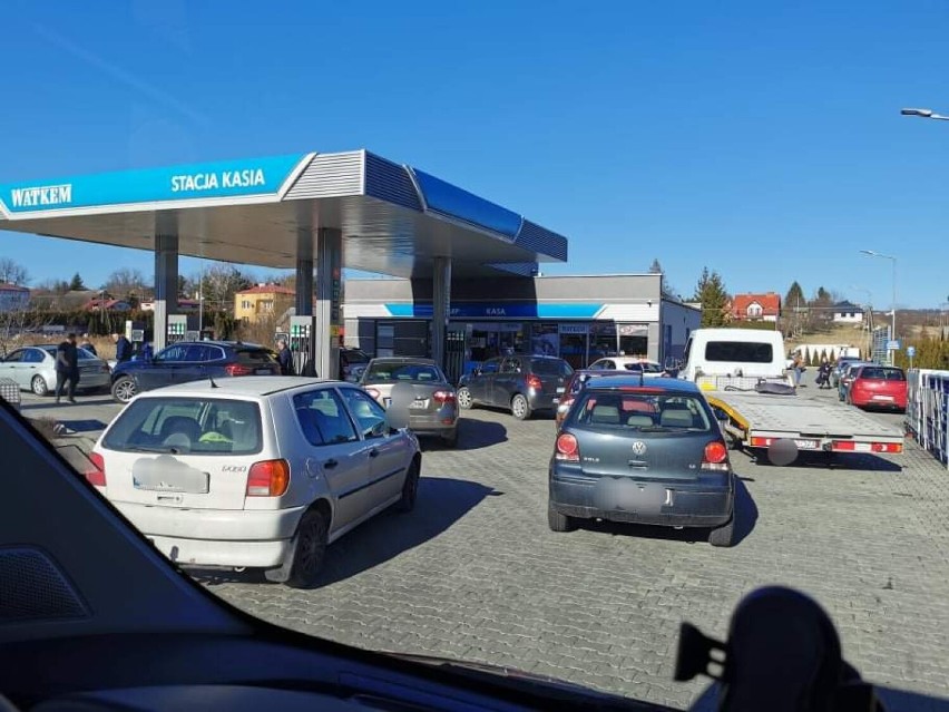 Kolejki przed stacjami paliw w Przemyślu i w powiecie przemyski. Zdjęcia