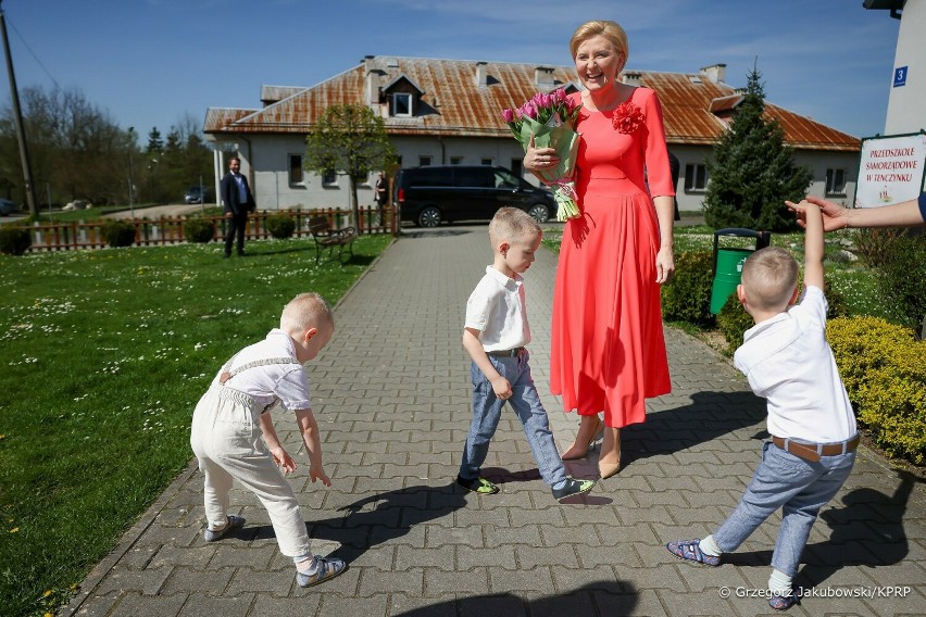 Małżonka prezydenta Agata Kornhuaser-Duda w przedszkolu w Tenczynku. Bawiła się z dziećmi i czytała wiersz "Kaczka Dziwaczka"