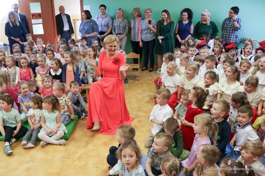 Małżonka prezydenta Agata Kornhuaser-Duda w przedszkolu w Tenczynku. Bawiła się z dziećmi i czytała wiersz "Kaczka Dziwaczka"