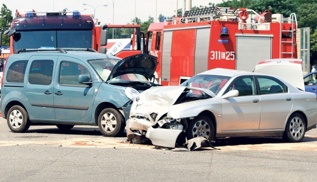 Prawdopodobnie kierowca alfy romeo wjechał na skrzyżowanie na czerwonym świetle i zderzył się z fordem fiestą, z kolei jego auto zostało uderzone przez renault.