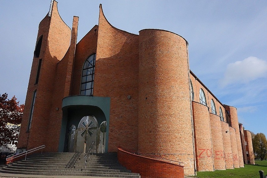 Wandale pomazali kościół Trójcy Przenajświętszej w Łodzi. Obraźliwy napis na kościele przy parku Podolskim