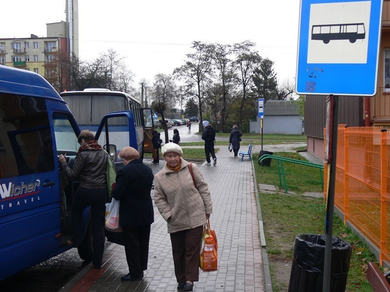 Postawili wiaty autobusowe. W Poddębicach potrzebowali na to...