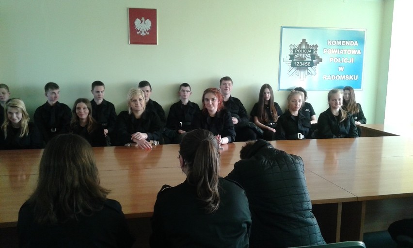 Uczniowie ZSP 1 w Radomsku na zajęciach w komendzie