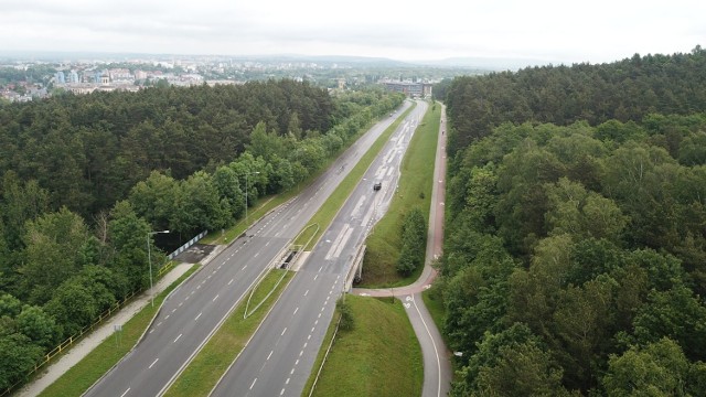 Nowy asfalt zostanie położony na połatanym odcinku ulicy Ściegiennego,  w rejonie mostku.