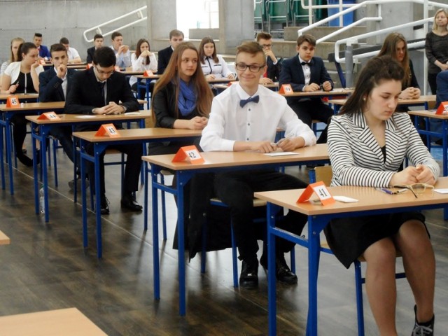 Uczniowie Gimnazjum nr 1 w Lublińcu na luzie podchodzą do egzaminu