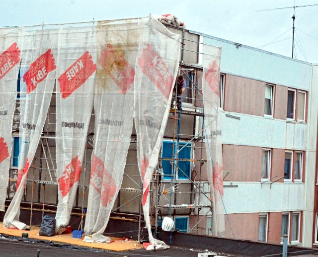 W blokach na Dąbrowie nie ma zbyt dużo masy azbestowej, jednak po trwającym właśnie remoncie nie będzie go tutaj wcale. Miasto dofinansowuje takie inwestycje.