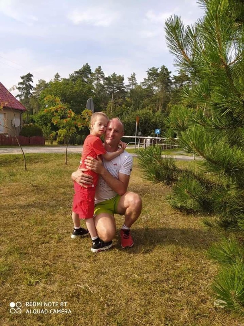LESZNO. Hubert Bosy przebiegł 102 km dla Mikołaja Leśniewicza. Wraz z przyjaciółmi zebrał pieniądze na ortezy dla 9 - latka [ZDJĘCIA] 