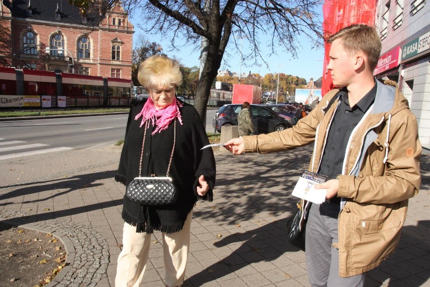 Członkowie Kongresu Nowej Prawicy przechodniom rozdawali w...