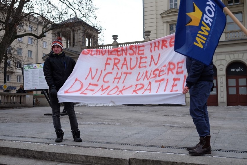 Partia KORWiN demonstrowała w sobotnie południe na pl....