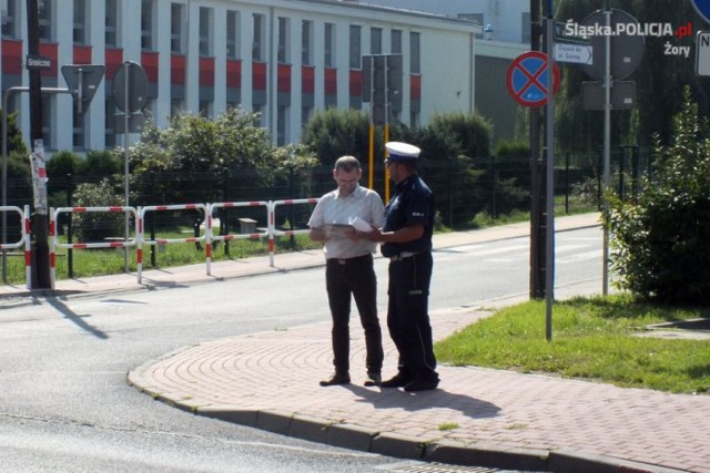 Policjanci wraz z urzędnikami sprawdzili, czy w obrębie szkół jest bezpiecznie.