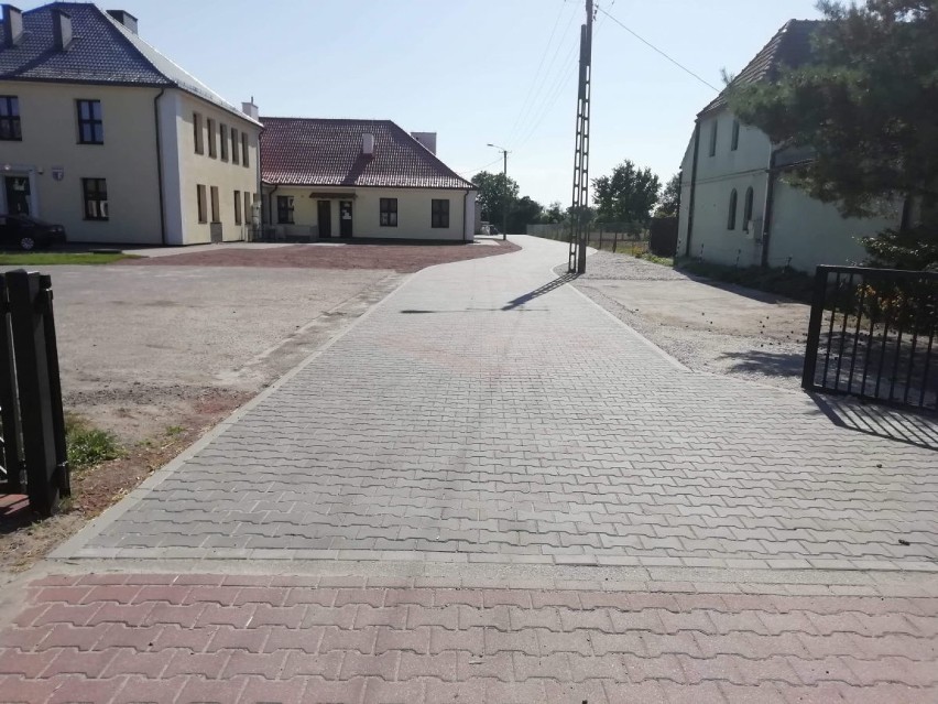 Plac przed szkołą w Bądkowie został wyremontowany.