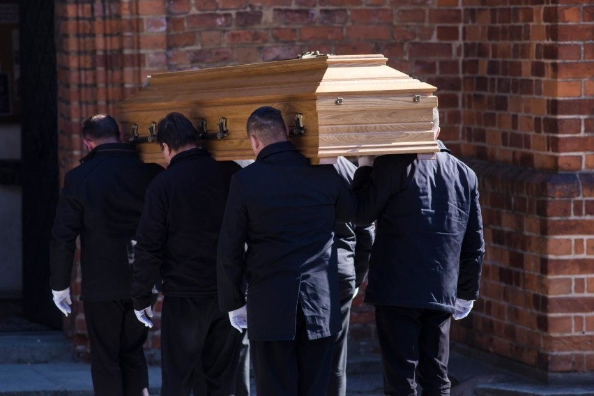 Liczba pogrzebów w ostatnich tygodniach niepokojąco rośnie....