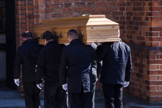 Liczba pogrzebów w ostatnich tygodniach niepokojąco rośnie. Tylko w części przyczyną zgonów są potwierdzone przypadki zakażenia koronawirusem