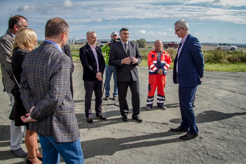 Burmistrz Ząbkowic Śląskich Marcin Orzeszek i prezes KSS...