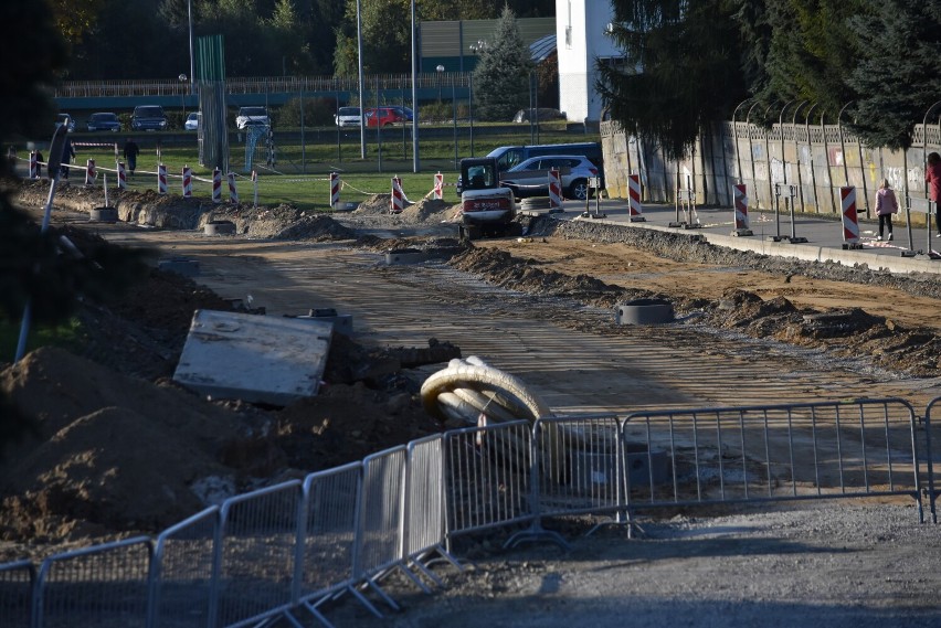 Gorlice. Remont ulicy Sportowej powoli postępuje. Drogowcy mają czas do końca roku na zakończenie prac [ZDJĘCIA]