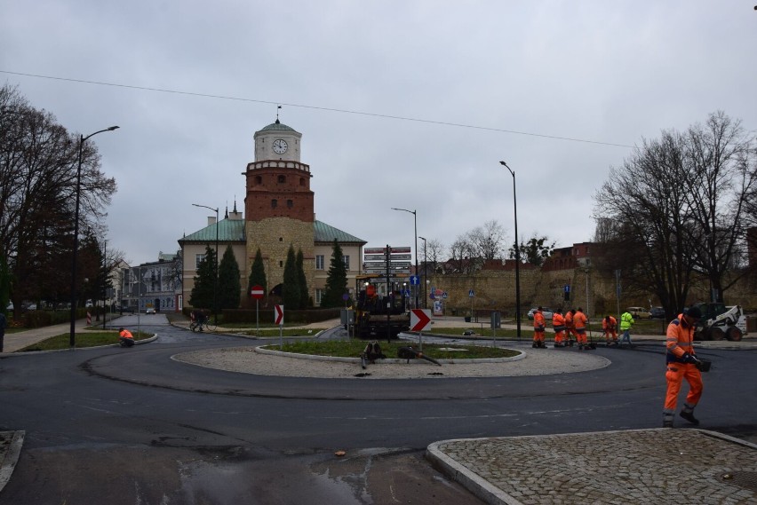 Skrzyżowanie przy ratuszu znów zamknięte, drugie rondo służy kierowcom ZDJĘCIA