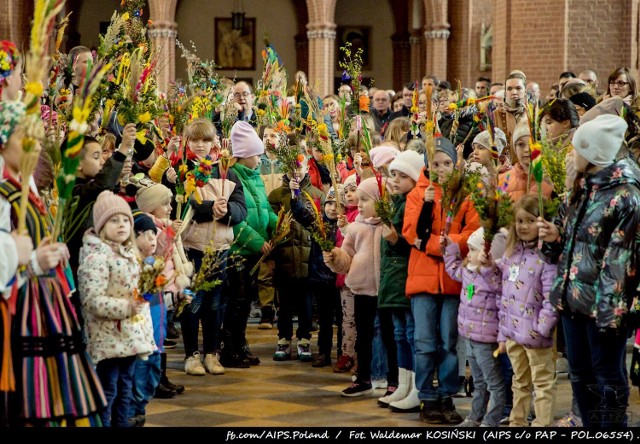 Tłumy w kwidzyńskiej katedrze podczas nabożeństwa w Niedzielę Palmową. O oprawę muzyczną zadbał ZPiT "Powiśle".