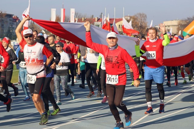 Ponad 400 osób wzięło udział w czwartek w Biegu Niepodległości. Uczestnicy przebiegli na dystansie 10 kilometrów, ulicami Radomia. Imprezę zorganizowało stowarzyszenie Biegiem Radom. Zwyciężył Stanisław Lebioda, na co dzień lekkoatleta RLTL Optimy Radom. 
- Świetna trasa, fajna pogoda i dlatego z radością się biegło - mówił zwycięzca na mecie. 

UCZESTNICZYŁEŚ W BIEGU NIEPODLEGŁOŚCI, ZNAJDŹ SIĘ NA ZDJĘCIACH ===>>>