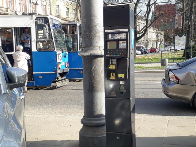 Kolizja samochodu z tramwajem na ul. Kalwaryjskiej