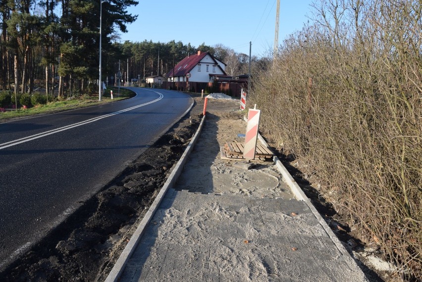 Budowa chodnika i oświetlenia przy drodze prowadzącej do...