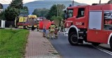 Śmiertelny wypadek w Targanicach na ulicy Beskidzkiej (DW 781). Samochód po dachowaniu wpadł do rowu