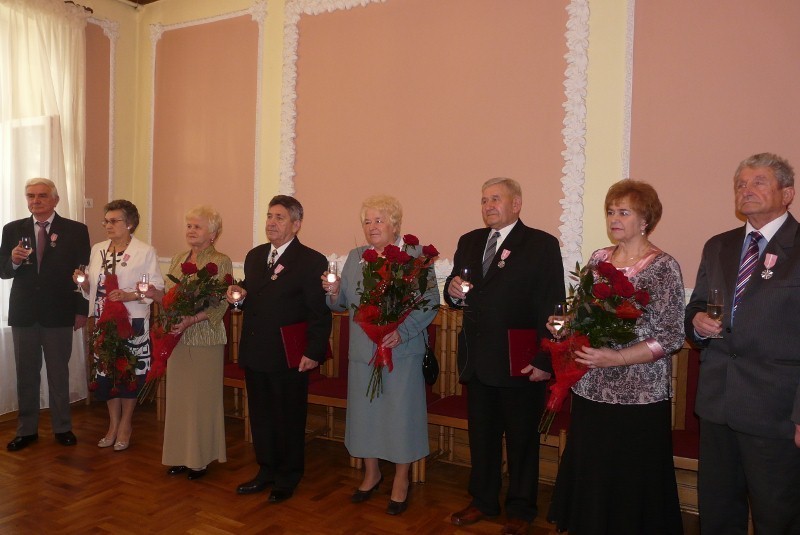 Złote gody w Tomaszowie: Dziewięć par świętowało w Urzędzie Stanu Cywilnego