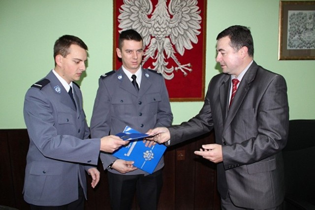 Policjanci odbierają nagrody z rąk komendanta policji w Kaliszu