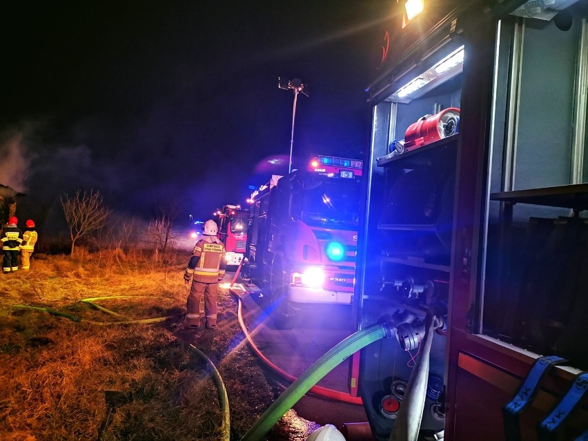 Gmina Kamieńsk. Pożar pustostanu w miejscowości Podjezioro, ktoś zaprószył ogień