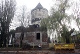 Wieża ciśnień przy ulicy Ścinawskiej w Legnicy odzyskuje blask [ZDJĘCIA]