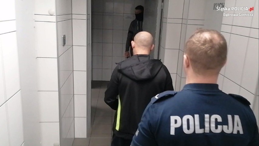 Dąbrowscy policjanci zatrzymali w tej sprawie trzy osoby,...