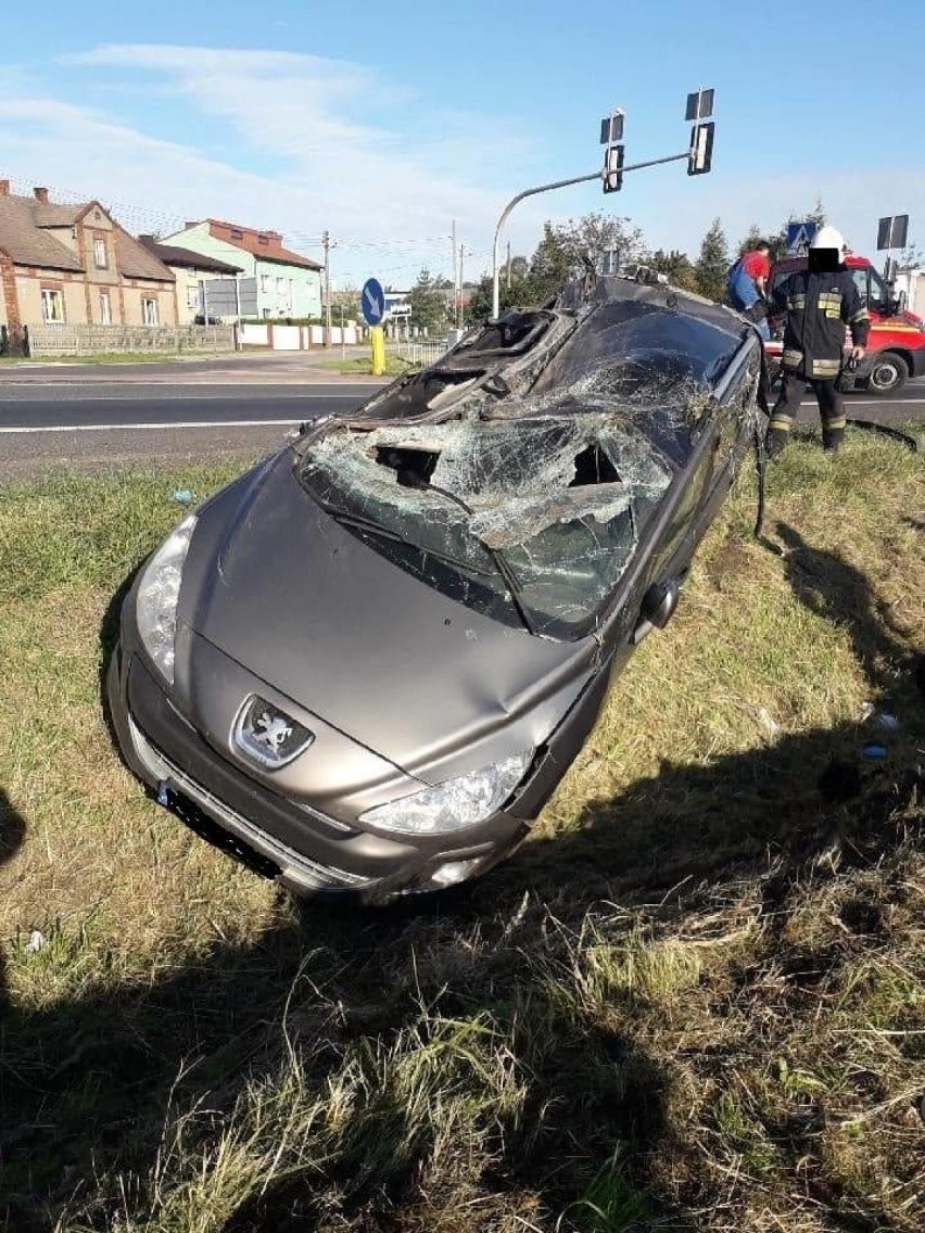 Wypadek na DK 1 w Rzeniszowie. Samochód osobowy wylądował w rowie, jedna osoba została ranna [ZDJĘCIA]