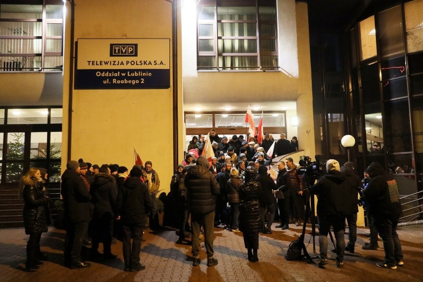 Przed siedzibą TVP3 Lublin odbył się protest po decyzji ministra kultury [MATERIAŁ AKTUALIZOWANY]
