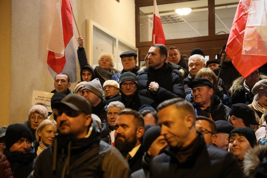 Przed siedzibą TVP3 Lublin odbył się protest po decyzji ministra kultury [MATERIAŁ AKTUALIZOWANY]