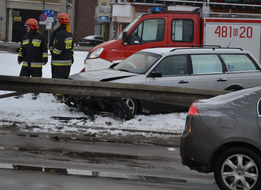 Wypadek na al. Rodła w Malborku. Auto przejechało przez chodnik i uderzyło w barierkę